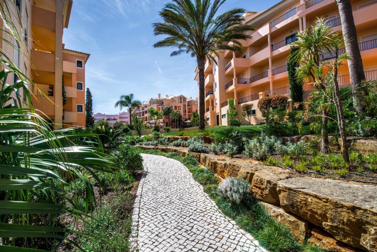 Um jardim no exterior de Estrela da Luz Resort