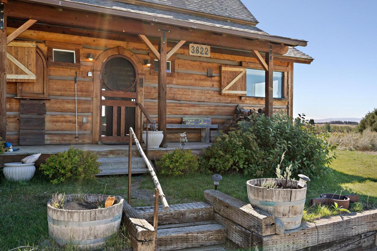 Lindas Perch by KABINO On Bank of Henrys Fork Mtn Views Fishing 6 acres Snake River WIFI - Housity