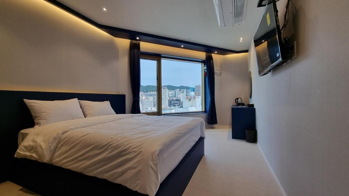 Gold Stone Hotel - Housity