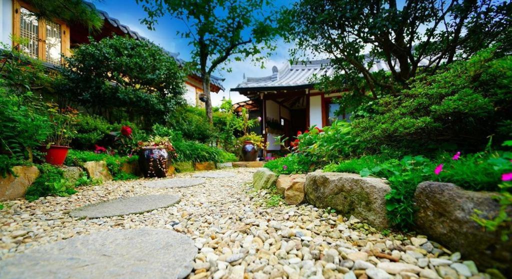 Jeonju Hanok Village Beautiful Garden House - Housity