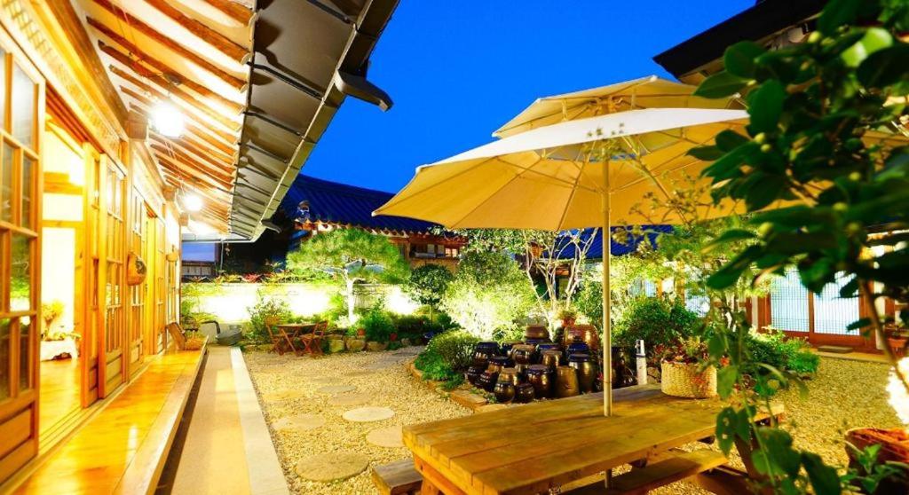 Jeonju Hanok Village Beautiful Garden House - Housity