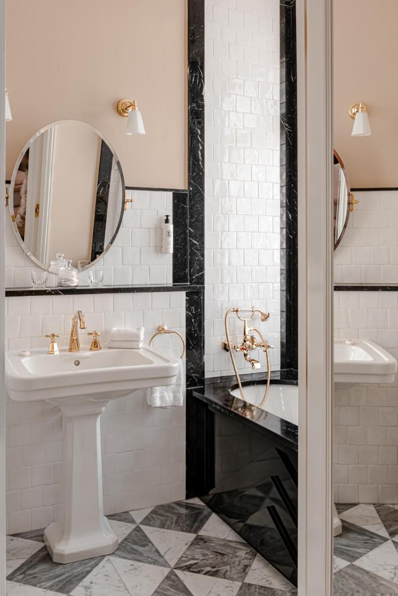 Salle de bains dans l'établissement Relais Christine