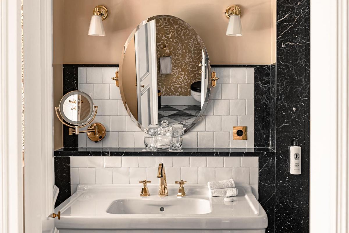 Salle de bains dans l'établissement Relais Christine