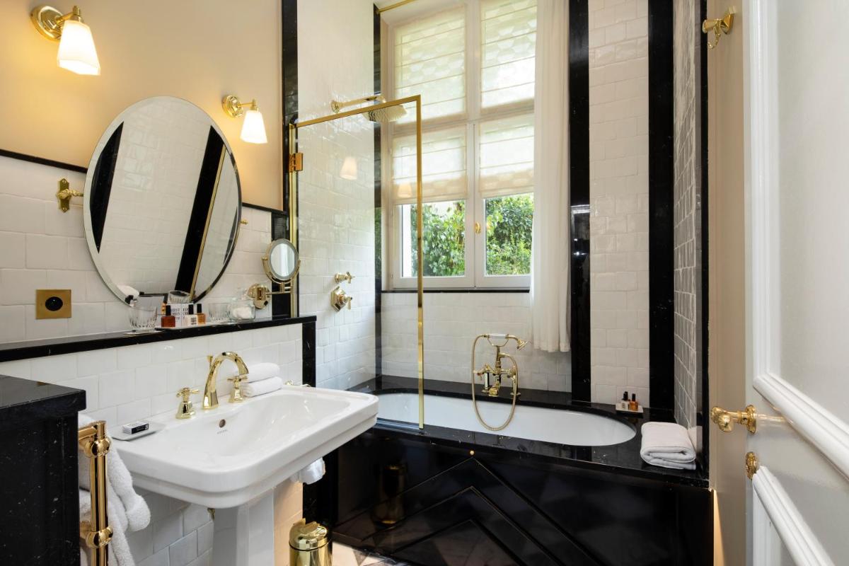 Salle de bains dans l'établissement Relais Christine