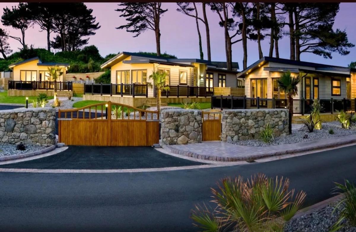 The Warren Holiday Park - Family Chalet - Housity