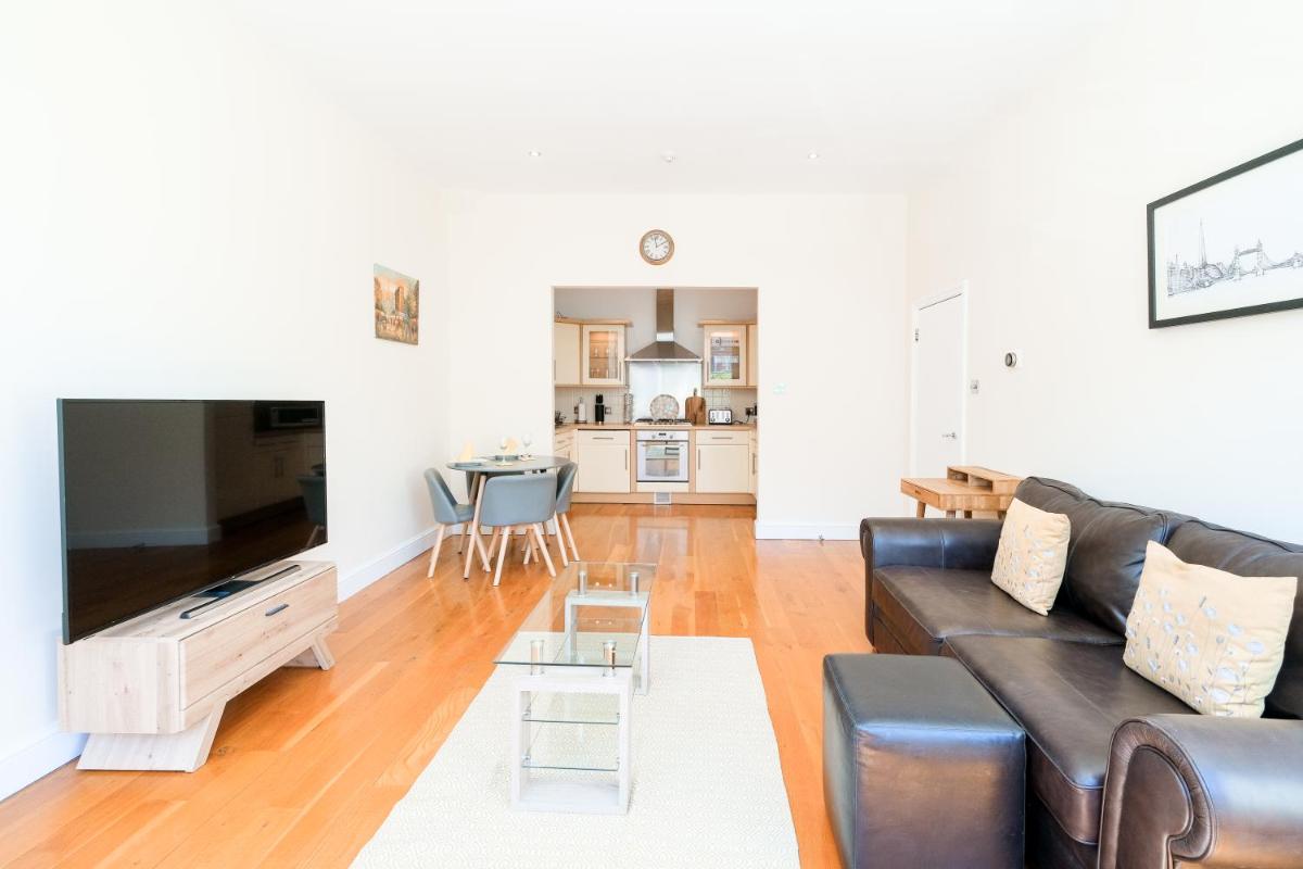 Lovely 2 bed flat in canal side gated development - Hizvo