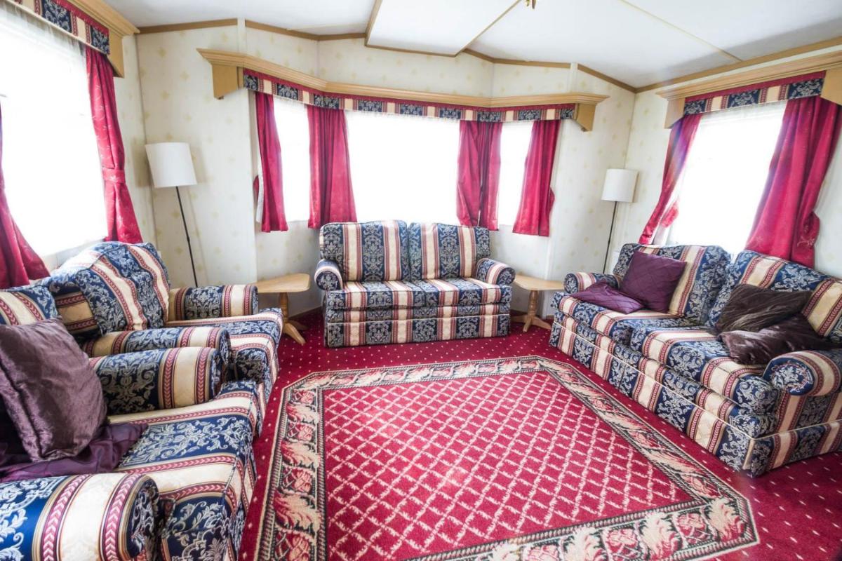 6 berth caravan with full sea views at Hopton Holiday Village ref 80004OV - Housity