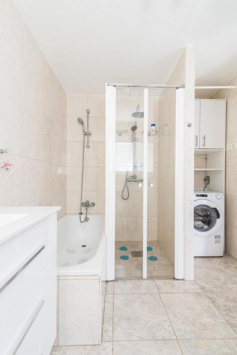 Home2Book Stunning Apartment Rocas Rojas - Housity