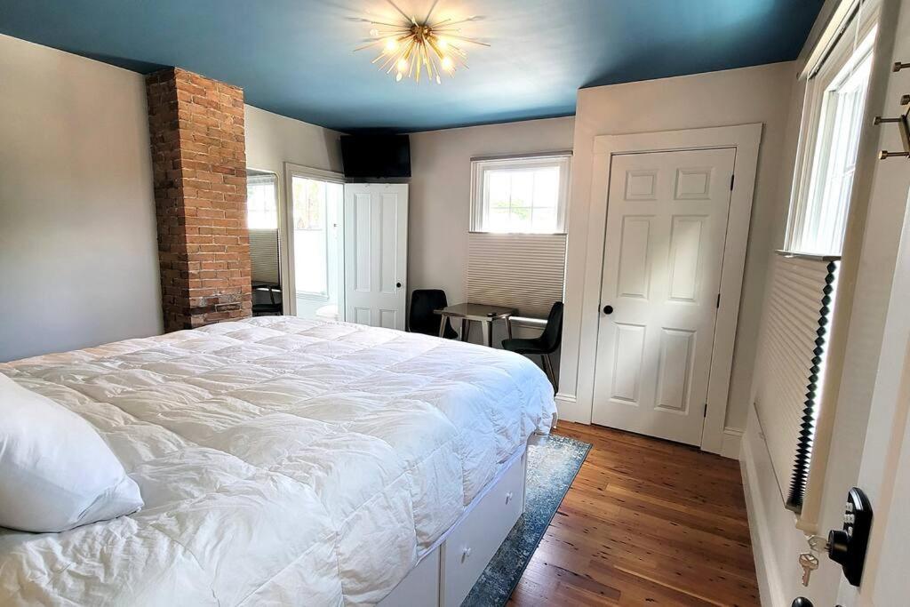 Newly Restored 2 Bedroom in Historic North Salem - Housity