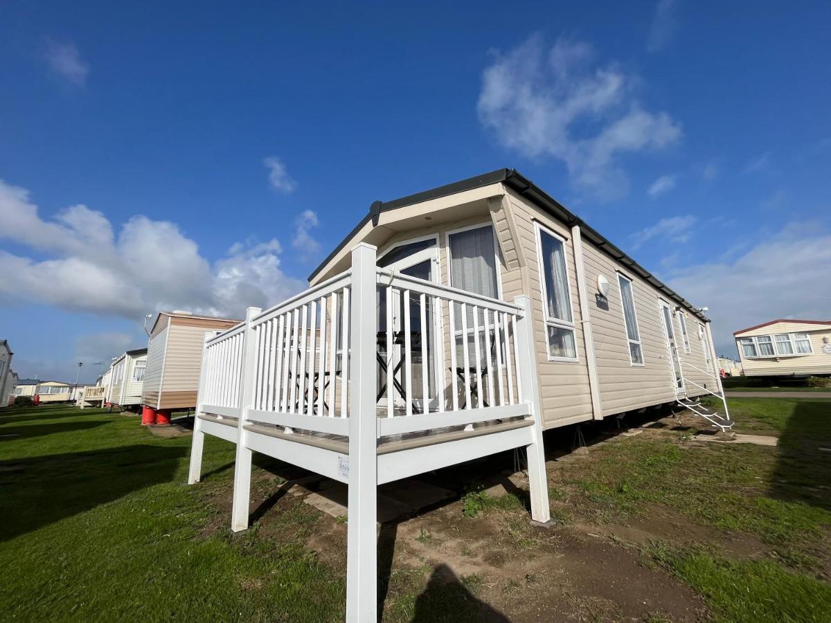 Fulmar 16, Scratby - California Cliffs, Parkdean, sleeps 6, pet friendly - 2 minutes from the beach! - Housity