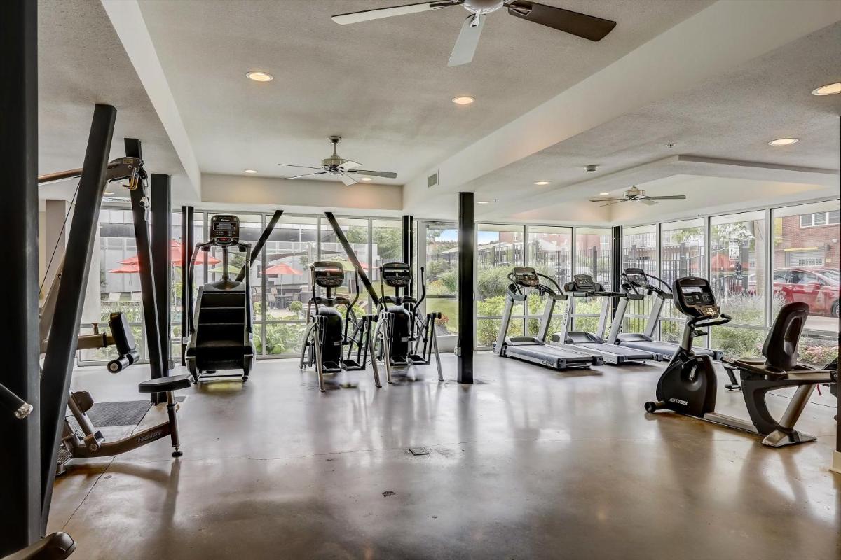 FRONTDESK RM West Apts River Market Dist Kansas City - Housity