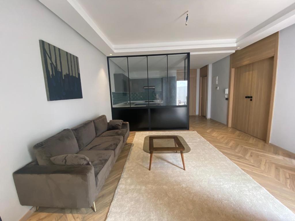 Spacious NEW 1-bedroom unit in DOWNTOWN w Terrace and free Parking - Housity