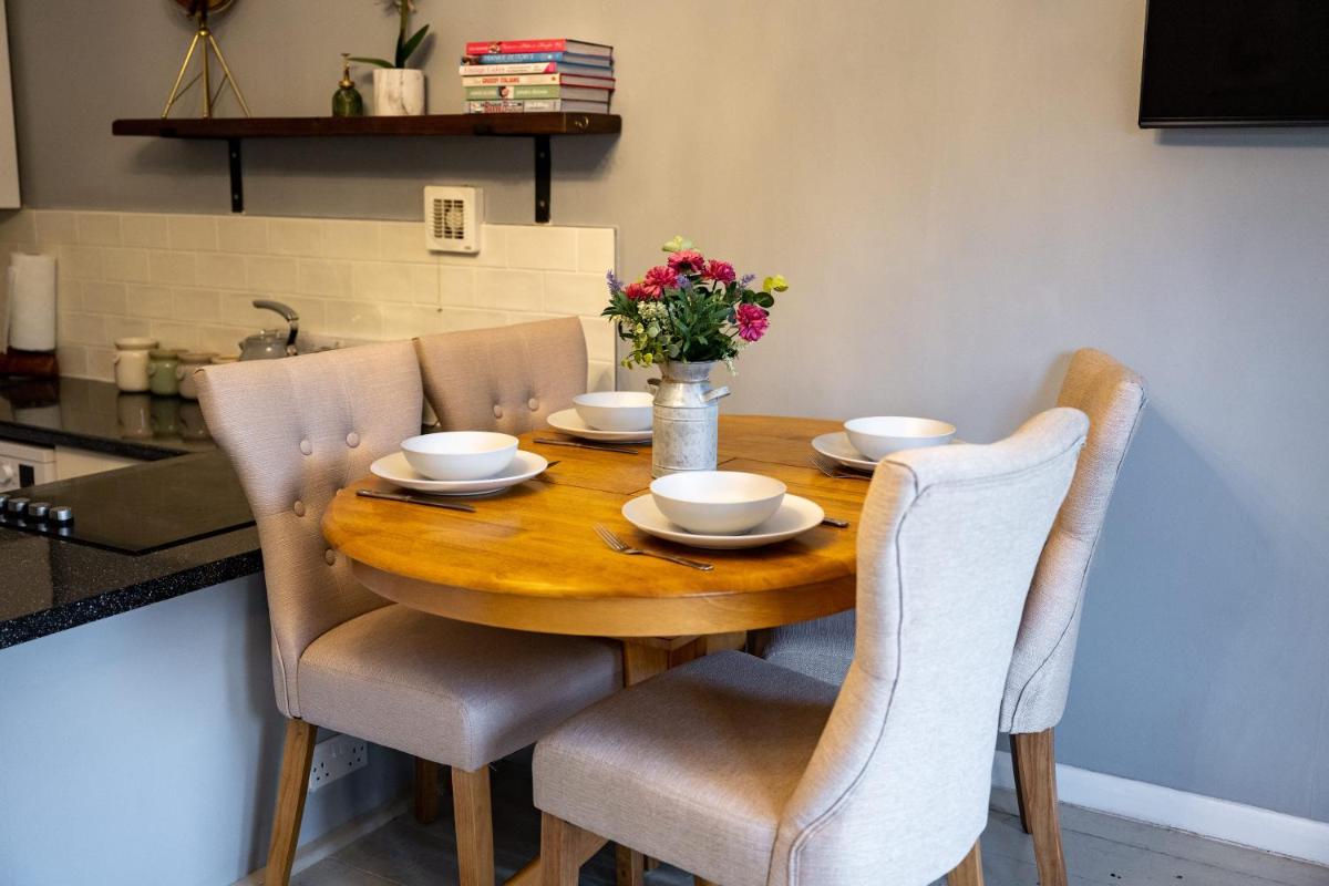 Stylish Central 2 Bedroom Apartment - Housity