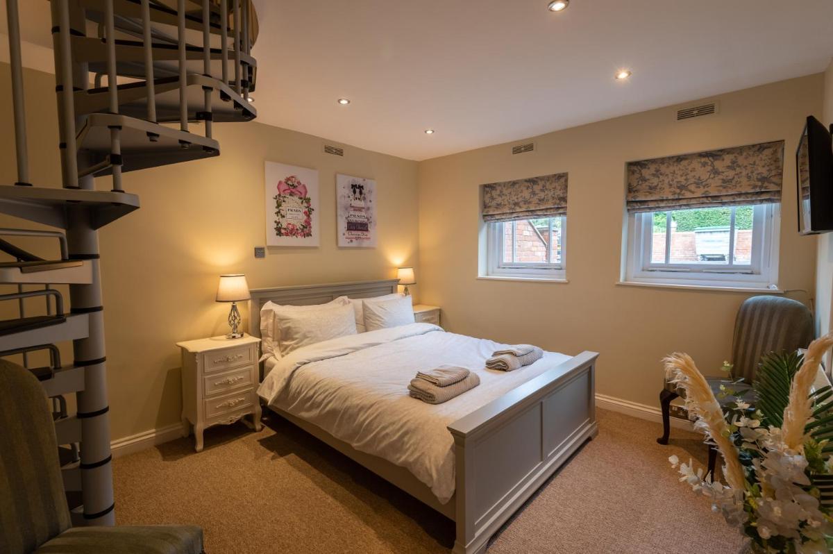 Stylish Central 2 Bedroom Apartment - Housity