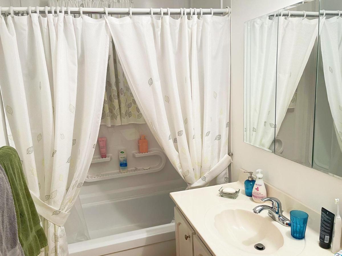 Beautiful private bedroom in a house - Housity