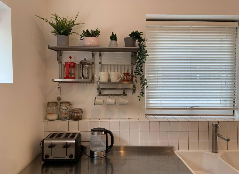 Family Seaside Holiday Home - moments from beach. - Housity