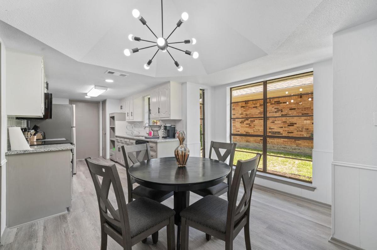 Modern 4 BR Gem near Frisco w Pool Table - Housity