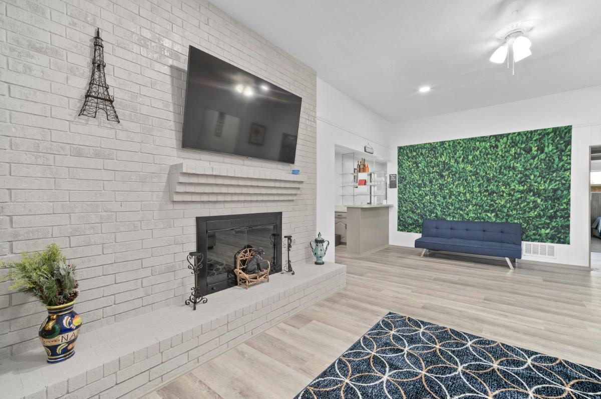 Modern 4 BR Gem near Frisco w Pool Table - Housity