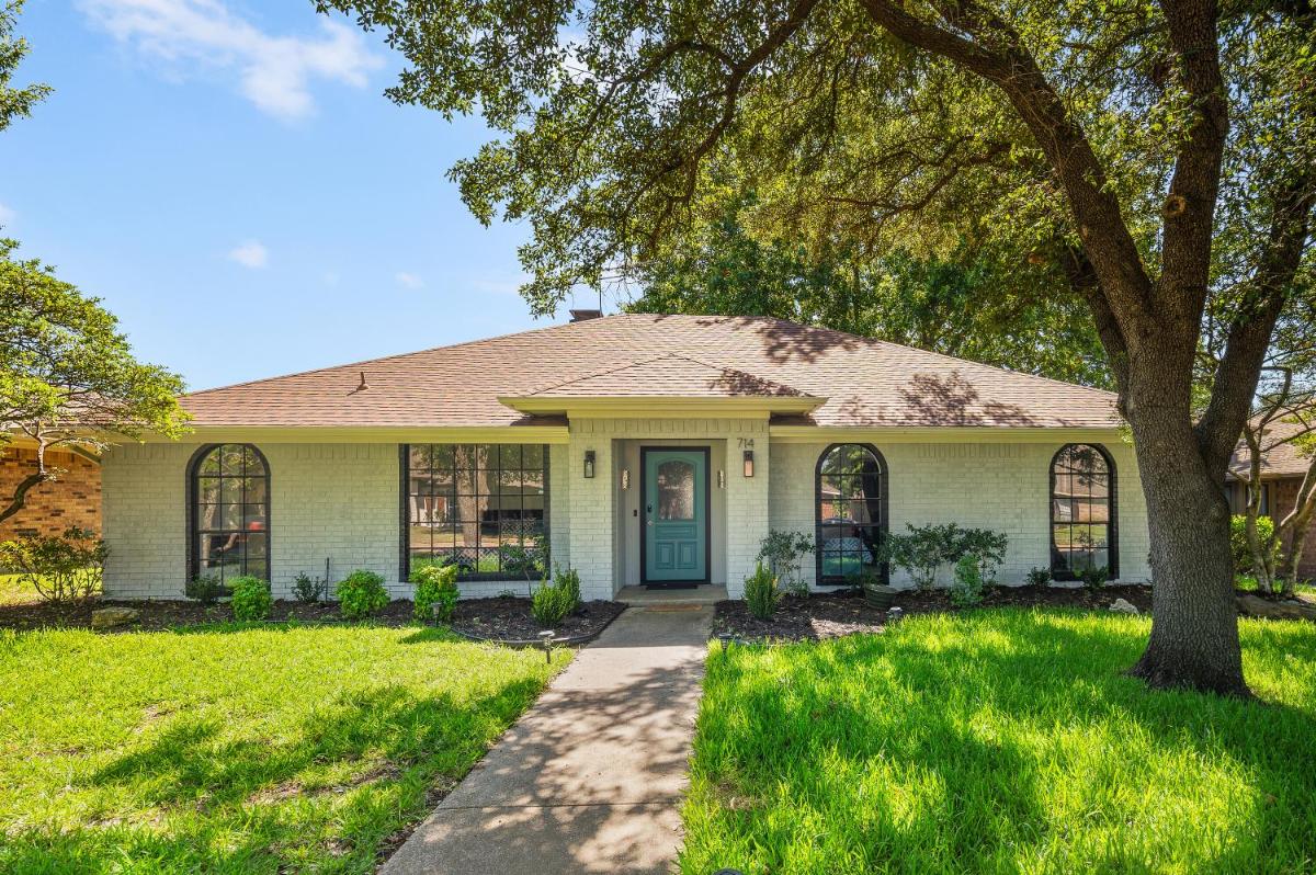 Modern 4 BR Gem near Frisco w Pool Table - Housity
