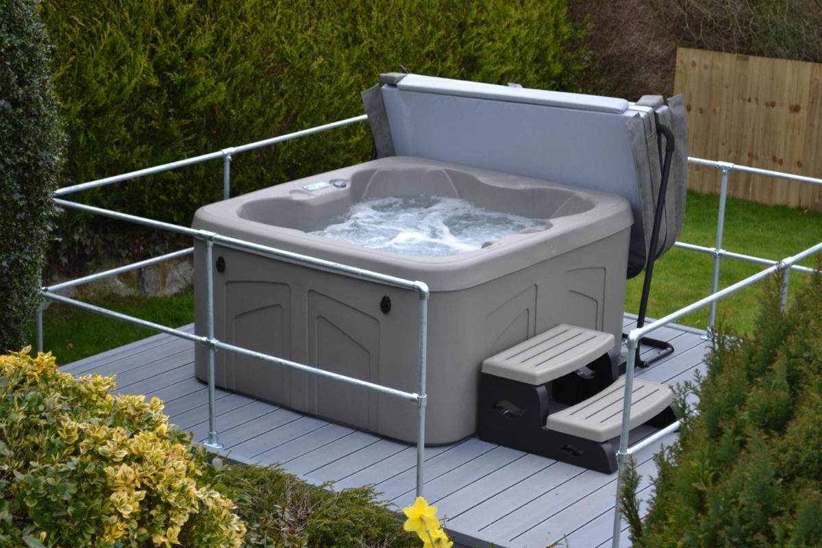 Ty Bach, 1 bedroom home with hot tub and views - Housity