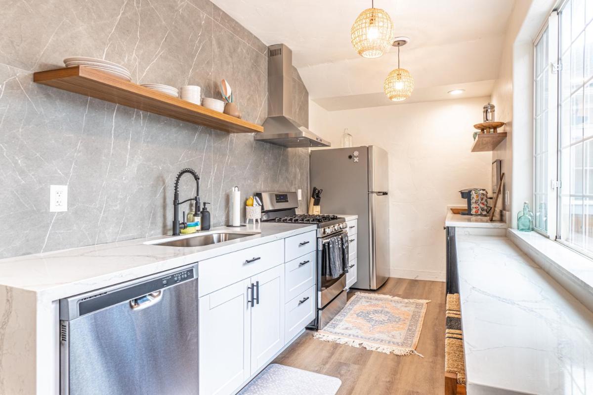 Stylish 2-Bedroom walking distance to Downtown - Housity