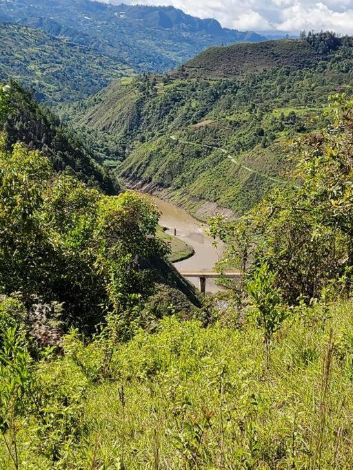 Hermosa casona sobre la represa la Esmeralda - Housity