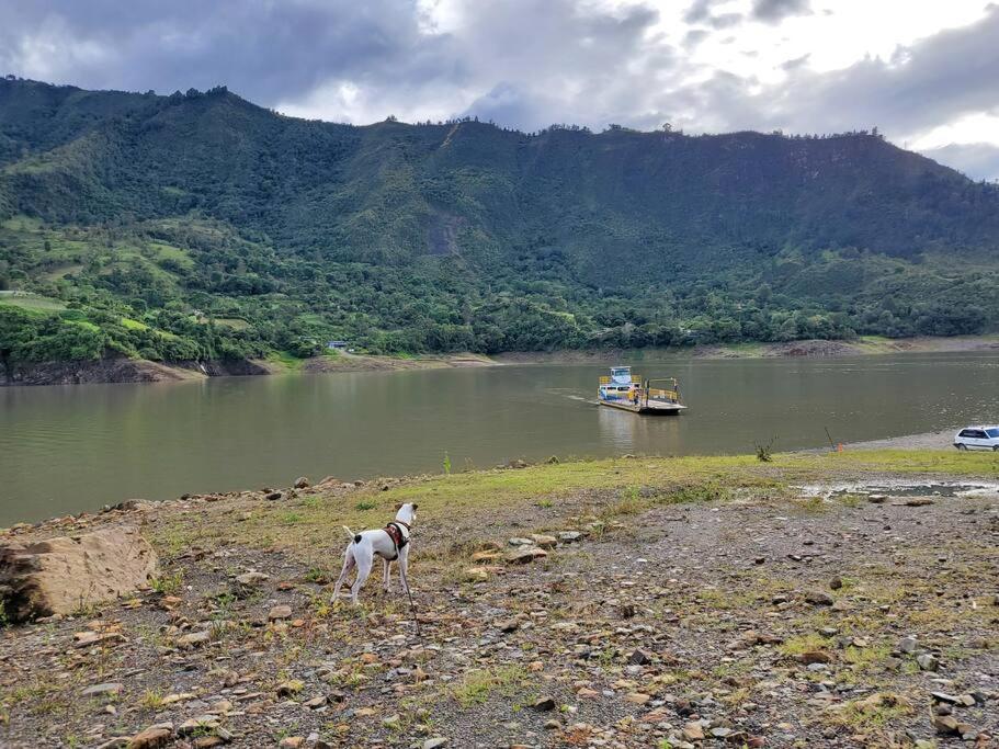 Hermosa casona sobre la represa la Esmeralda - Housity