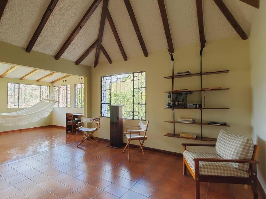 Hermosa casona sobre la represa la Esmeralda - Housity