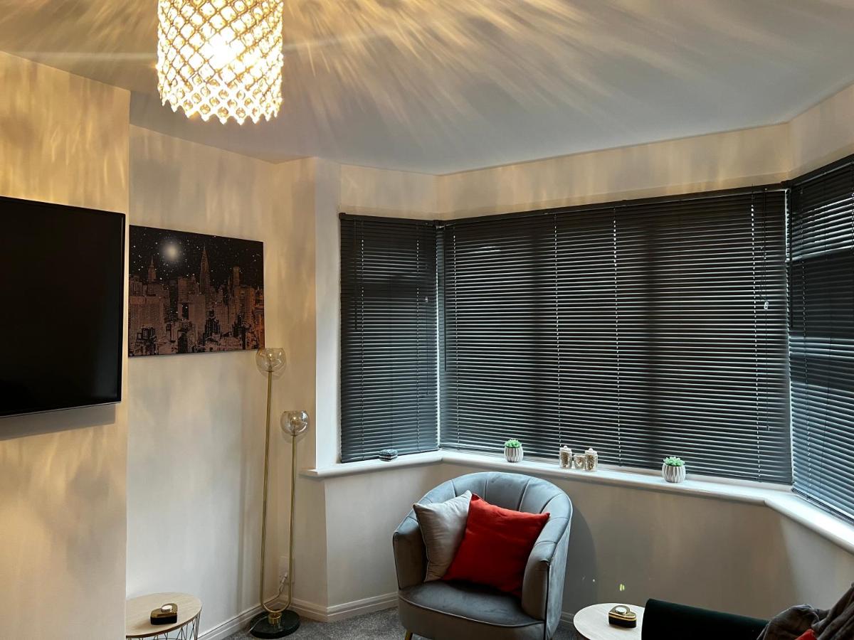 Stylish and homey 3 bedroom house with free parking & Wi-Fi - Housity