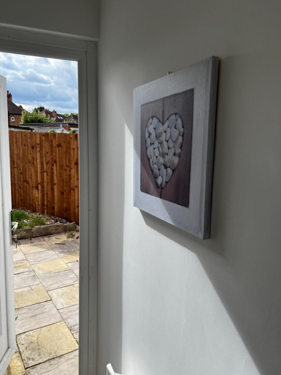 Stylish and homey 3 bedroom house with free parking & Wi-Fi - Housity
