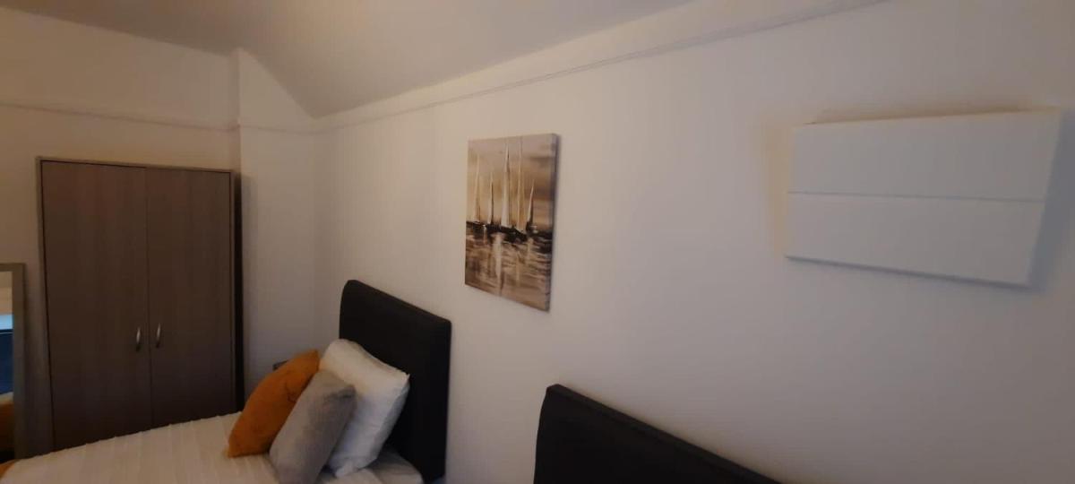 Stylish and homey 3 bedroom house with free parking & Wi-Fi - Housity
