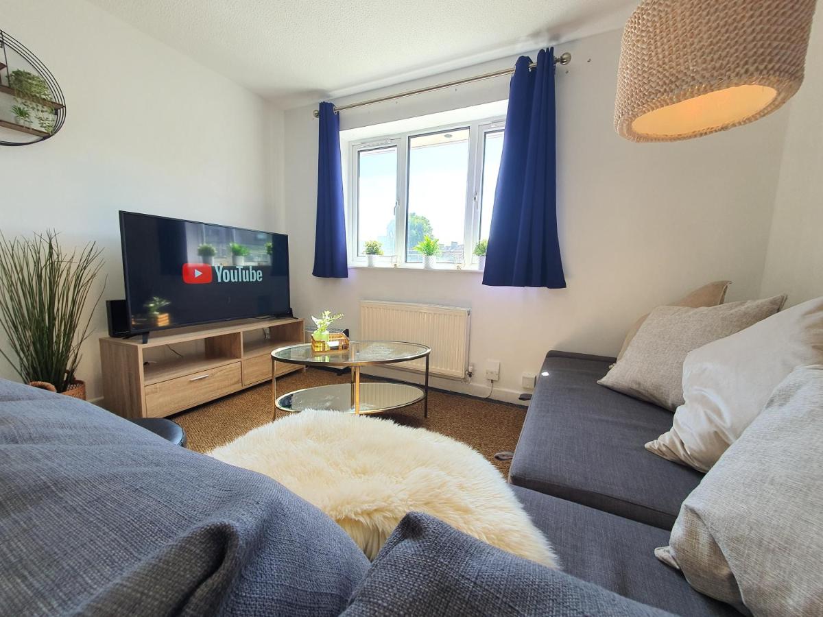 Thesiger Court Apartments - Free Private Parking - by Property Promise - Housity