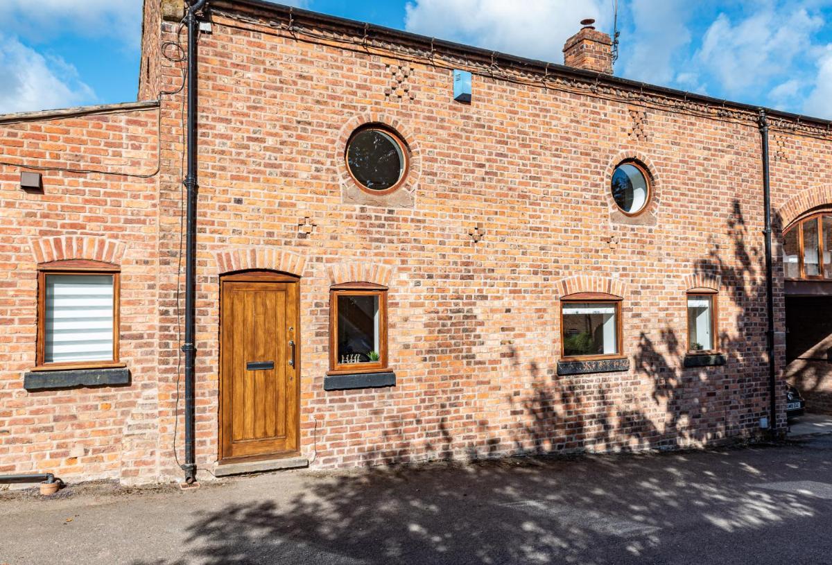 No1 Little Barrow Barns - Sleeps 10 - Housity