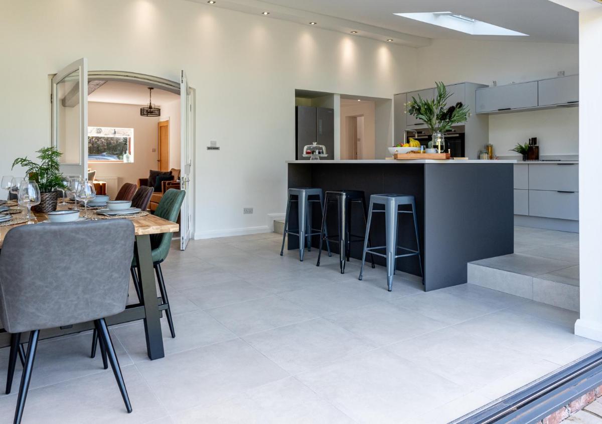 No1 Little Barrow Barns - Sleeps 10 - Housity
