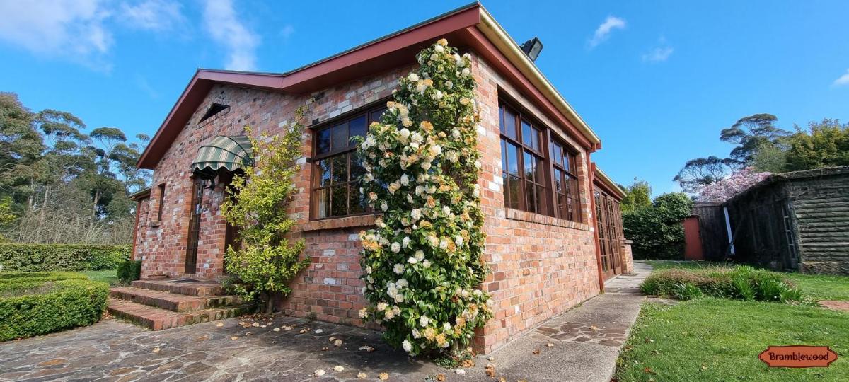Bramblewood Historical Family Homestead - Housity