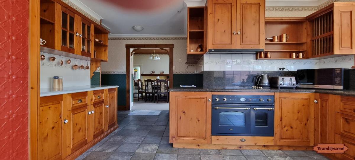 Bramblewood Historical Family Homestead - Housity