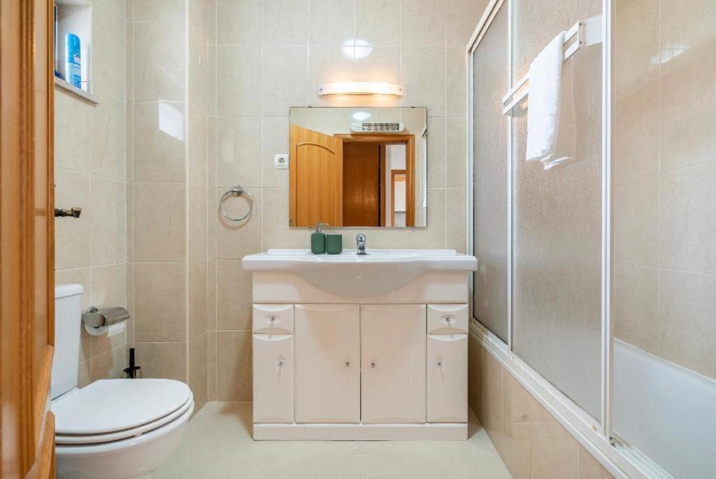 Quarteira beach house - Housity