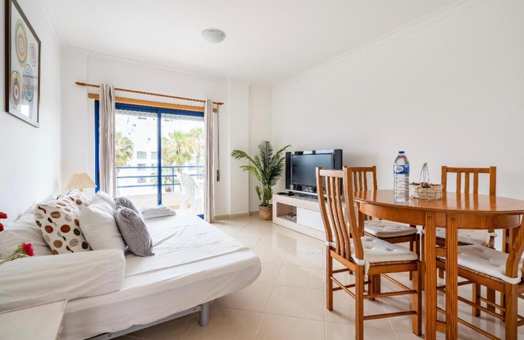 Quarteira beach house - Housity