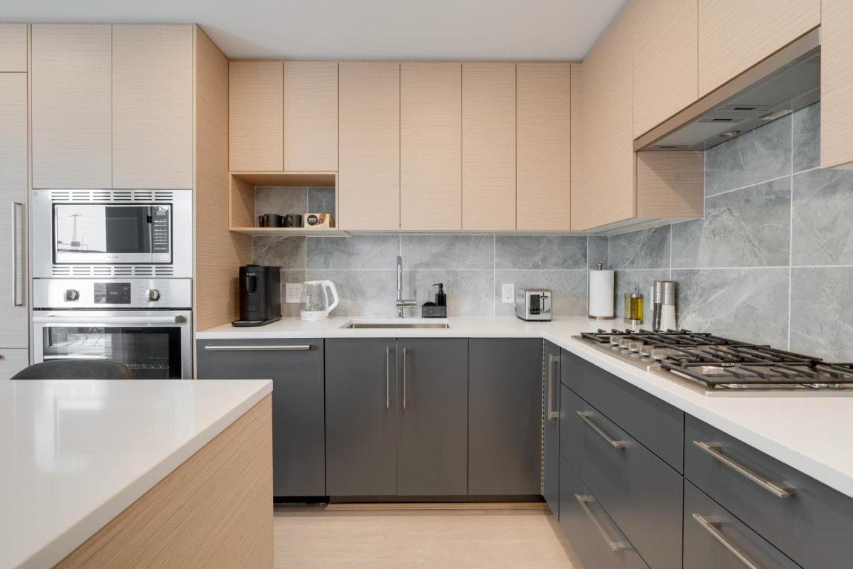 Modern New Apt Near Vancouver Airport with Parking, Storage and AC - Housity