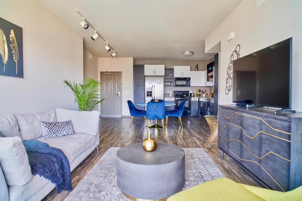 Marina View 2BR Apt, Steps to Beach W GYM, POOL & PARKING - Housity
