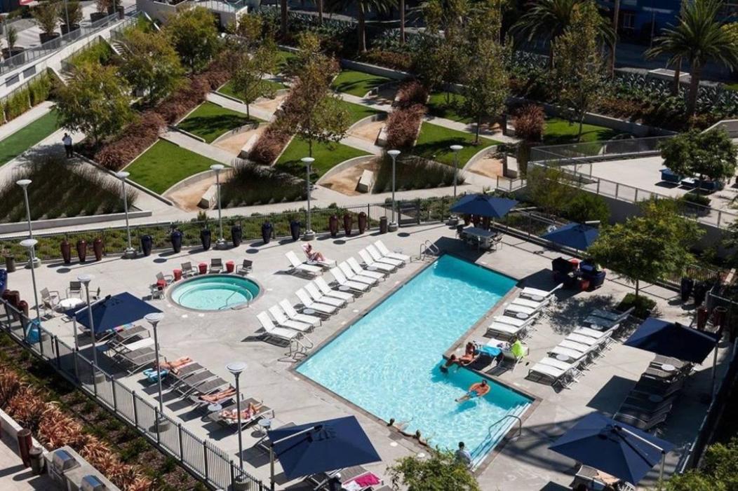 Marina View 2BR Apt, Steps to Beach W GYM, POOL & PARKING - Housity