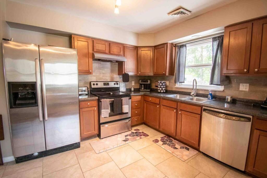 Virginia Beach Home Sleeps 8 Game Rm and Meditation Rm - Housity