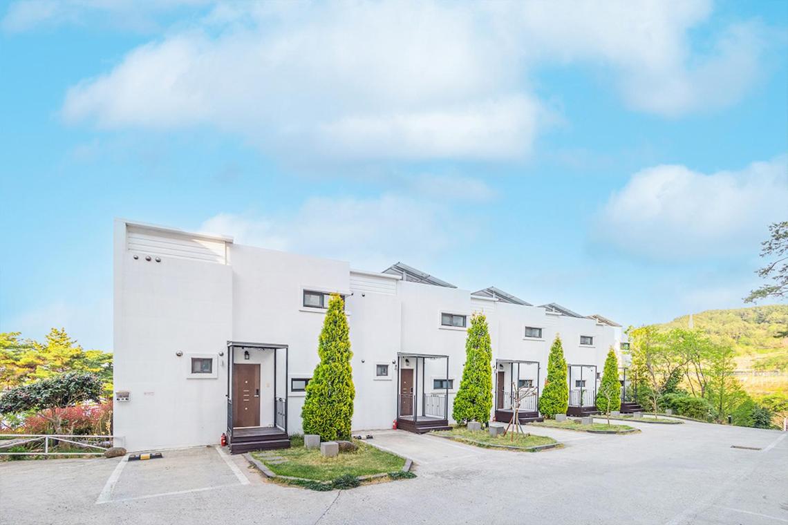 Botong Days Pension - Housity