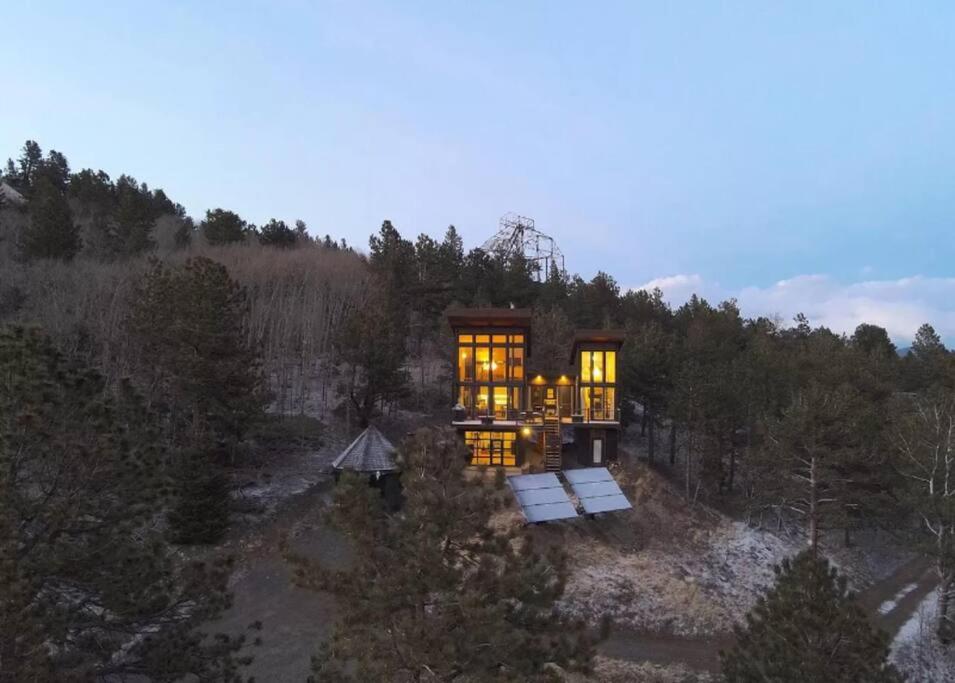 Off-grid Masterpiece Cabin W/ Breathtaking View - Housity