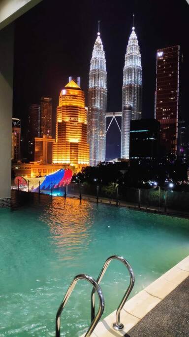 Suitetrails - KLCC VIEW-3 BED LOVELY APARTMENTS IN KUALA LUMPUR