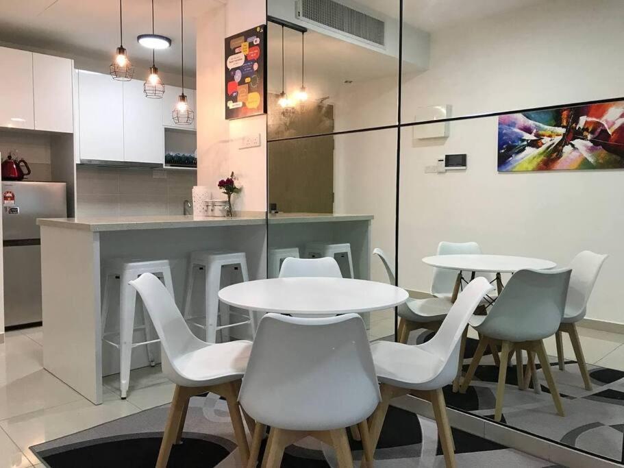 Suitetrails - KLCC VIEW-3 BED LOVELY APARTMENTS IN KUALA LUMPUR
