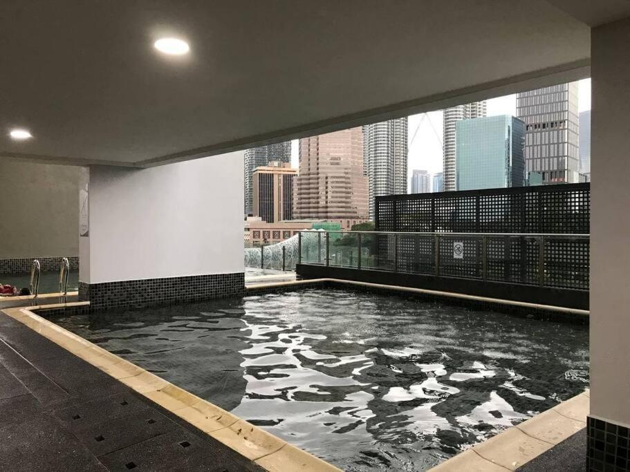Suitetrails - KLCC VIEW-3 BED LOVELY APARTMENTS IN KUALA LUMPUR