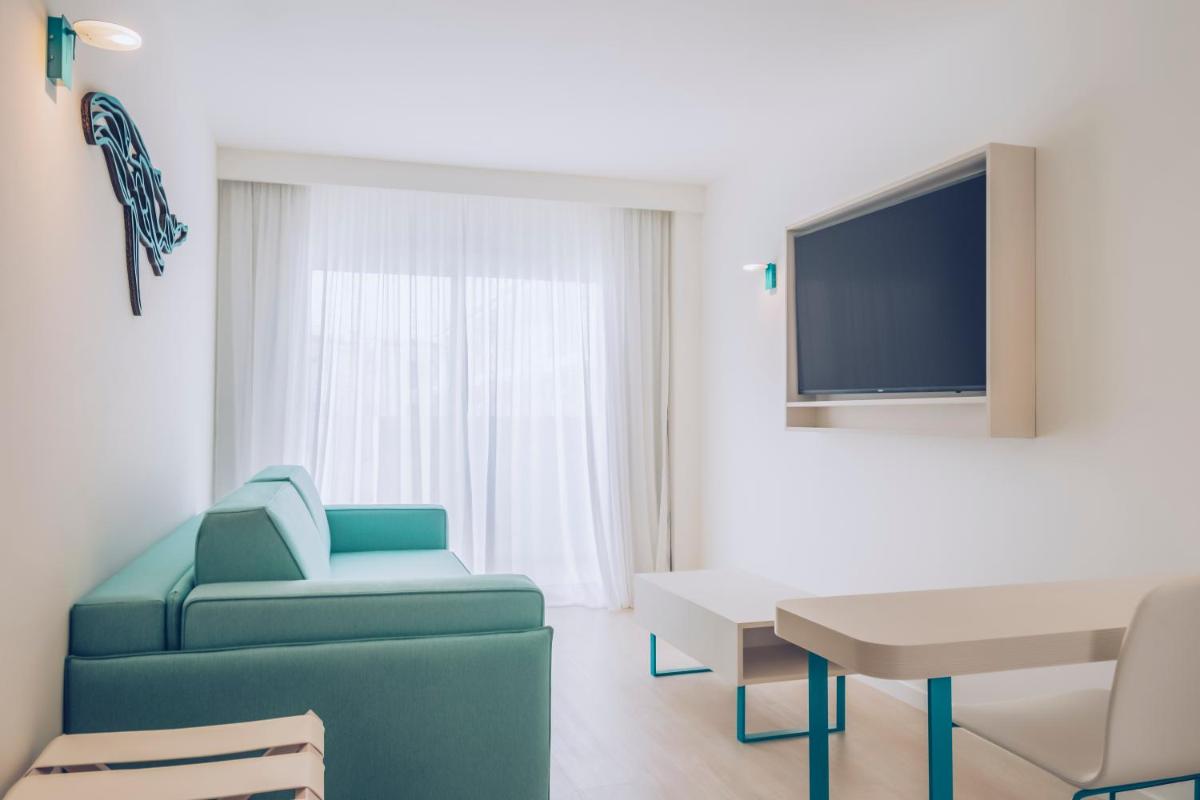 Una televisión o centro de entretenimiento en Iberostar Waves Alcudia Park