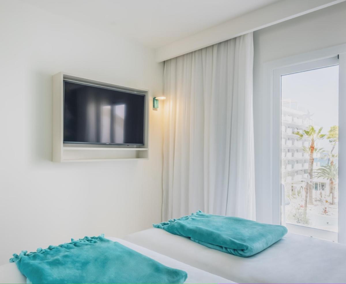 Cama o camas de una habitación en Iberostar Waves Alcudia Park