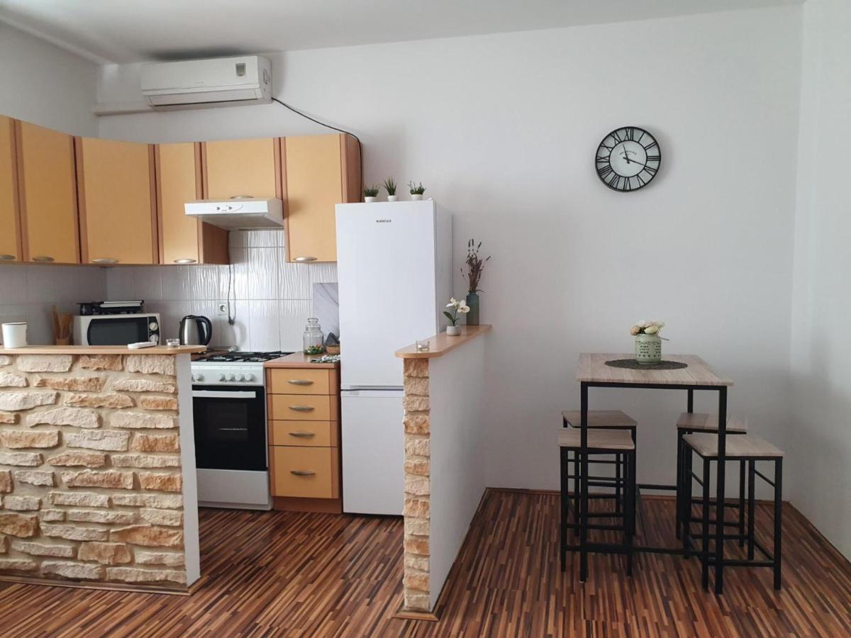 Apartment Laura & Lucija - Housity